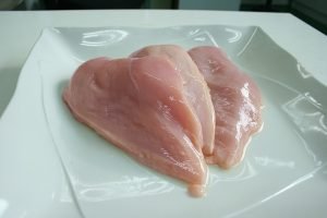 Imagem ilustrativa de peito de frango desossado