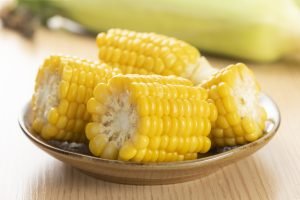 Aprenda a cozinhar uma espiga de milho no micro-ondas
