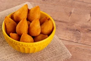 Imagem ilustrativa de uma tigela cheia de coxinhas de frango / iStock