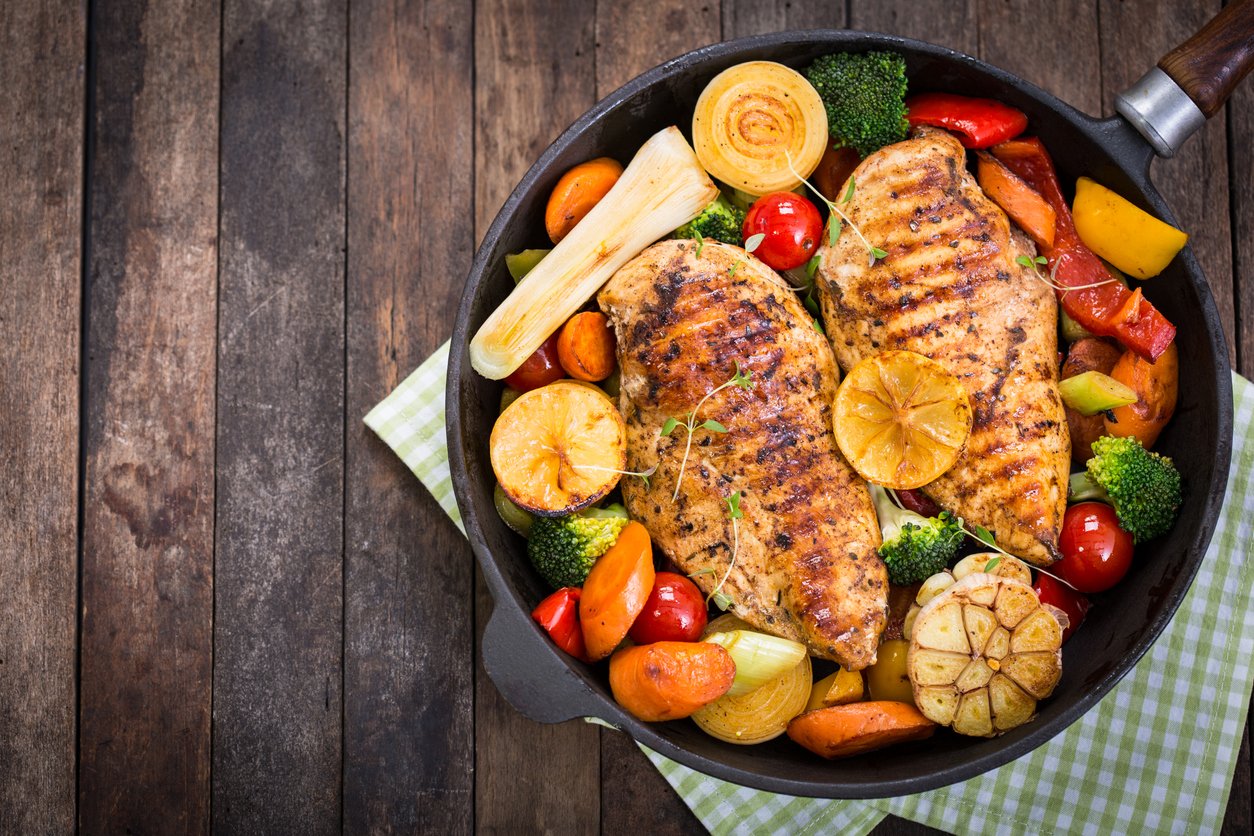 Reprodução/pilipphoto - iStock - Imagem ilustrativa de um prato de frango grelhado com legumes