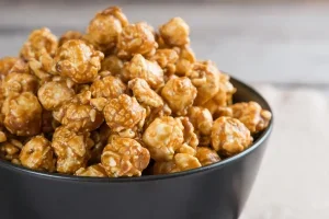 2 receitas de pipoca doce para maratonar séries no sofá