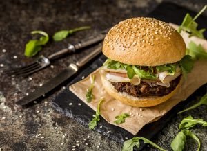 Como preparar um hamburguer que cabe na dieta? Aprecie sem engordar!
