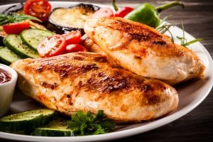 A mais deliciosa receita de peito de frango simples para o almoço! Você nem acredita