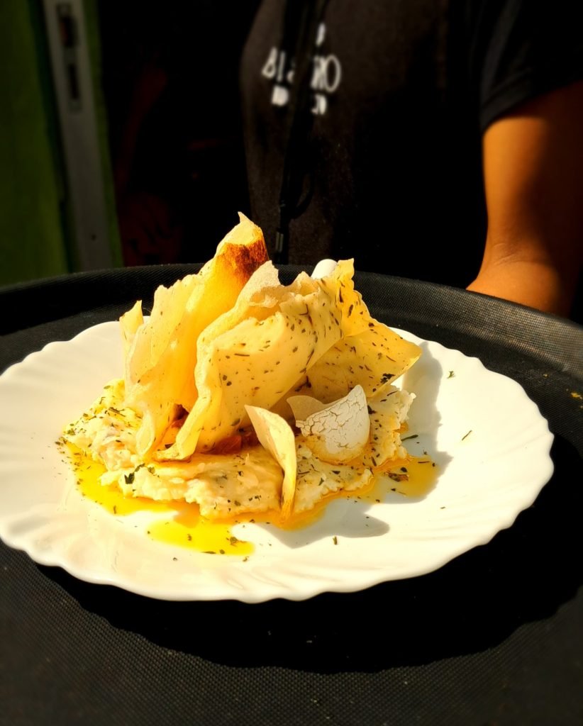 Requeijão caseiro de inhame com tomate confitado e crispy