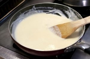 Como fazer molho branco perfeito sem empelotar com 5 receitas fáceis