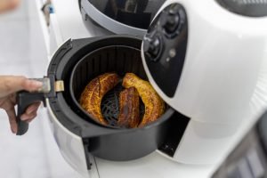 Banana na Airfryer: Esfriou e bateu vontade de comer um docinho? Essa receita é pra você!