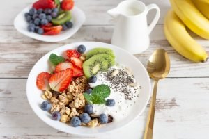 Salada de frutas com iogurte e chia