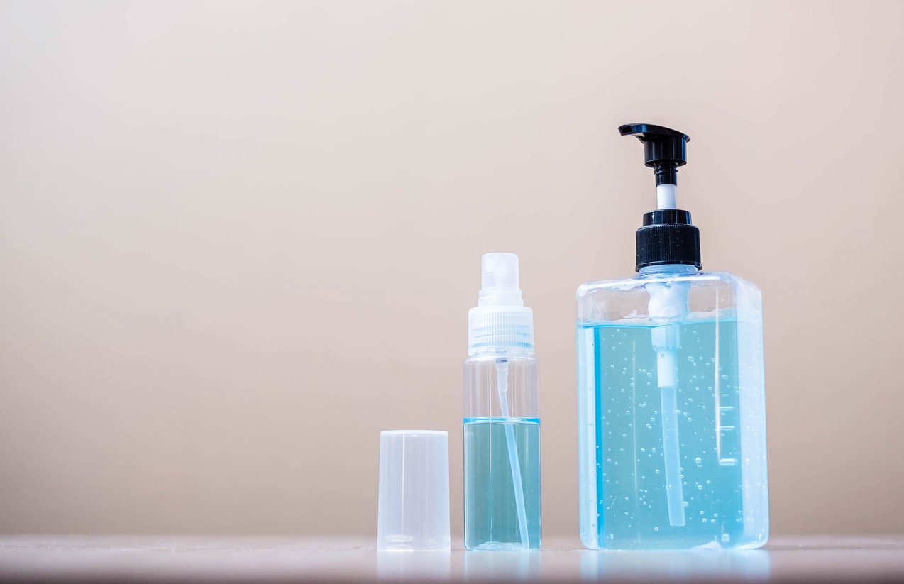 Reprodução/iStock - Imagem de fracos de sabão caseiro liquido, feito com álcool