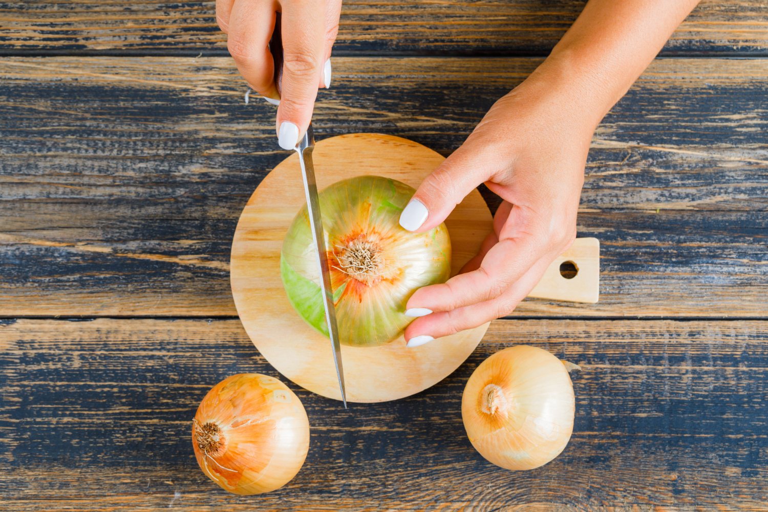 O segredo para cortar cebola sem irritar os olhos