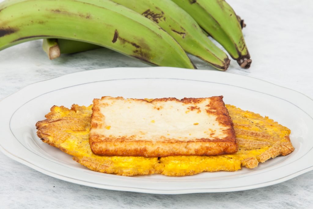 Banana da terra cozida com queijo assado