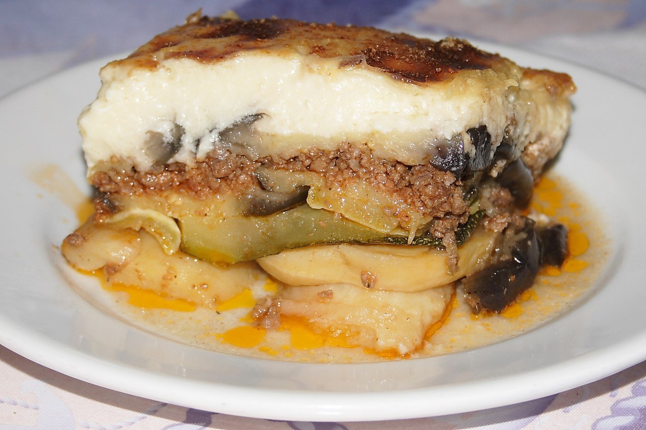 Mussaca ou mussacá, também conhecida como mousaka ou moussaka, é uma especialidade gastronômica do Médio Oriente, típico das culinárias grega e turca - Crédito: Wikimedia Commons