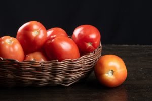 Truque com tomate congelado ajuda a evitar desperdício na cozinha