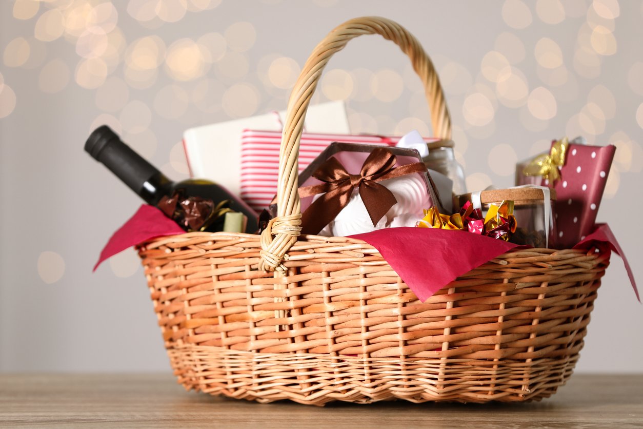 Liudmila Chernetska/IStock - Imagem ilustrativa de Cesta de Natal