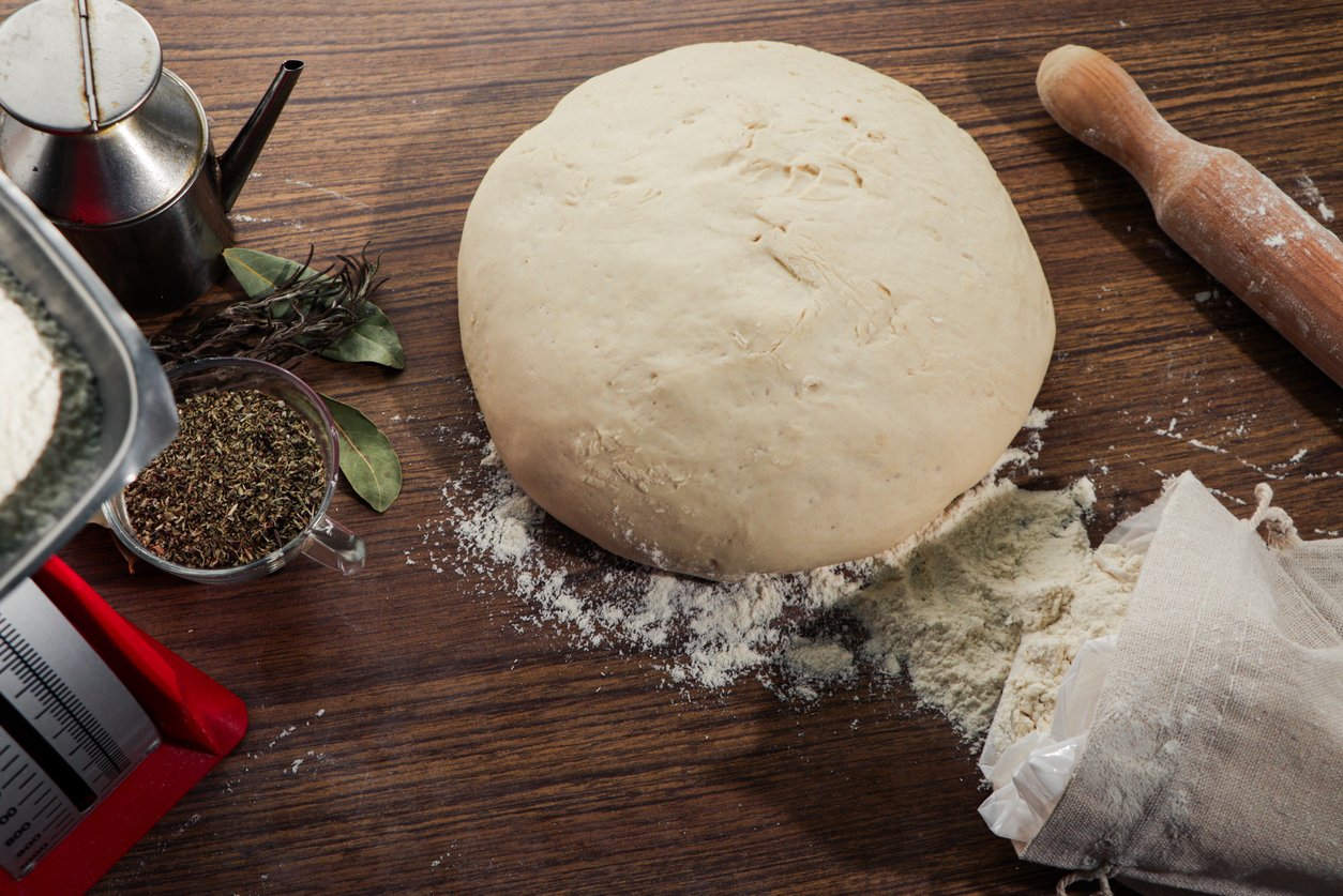 istock - Imagem ilustrativa de pão com ervas ao lado