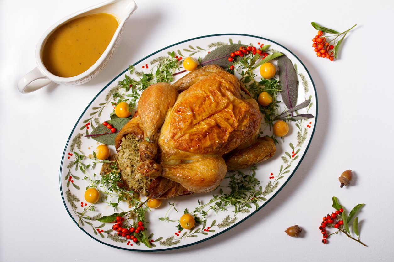 Reprodução/istock  - Imagem de um frango assado recheado para a ceia de natal 