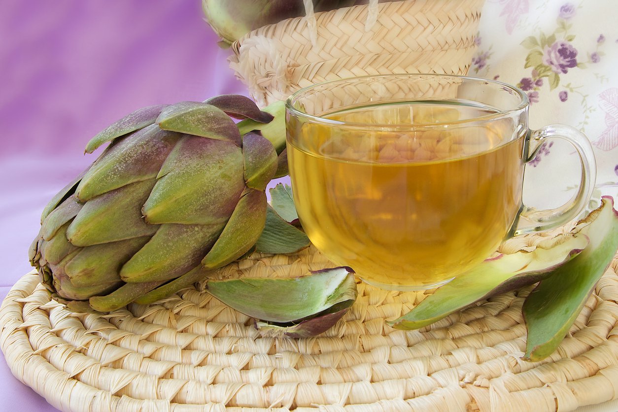 Reprodução/iStock - Imagem de uma xícara de chá de alcachofra -