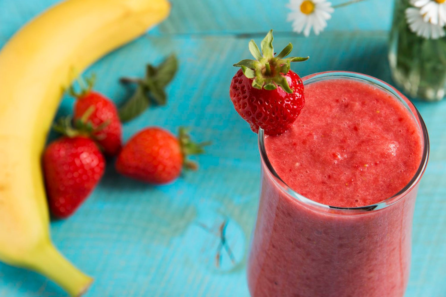 Vitamina cremosa e fit de morango, banana e linhaça que ajuda a perder peso pela manhã