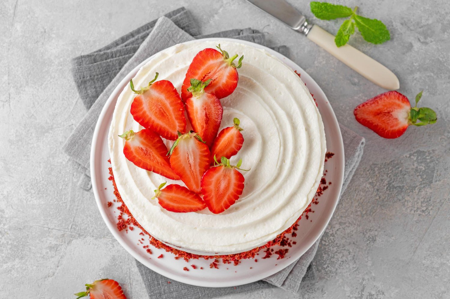 Bolo fit proteico de morango e iogurte sem glúten e sem açúcar