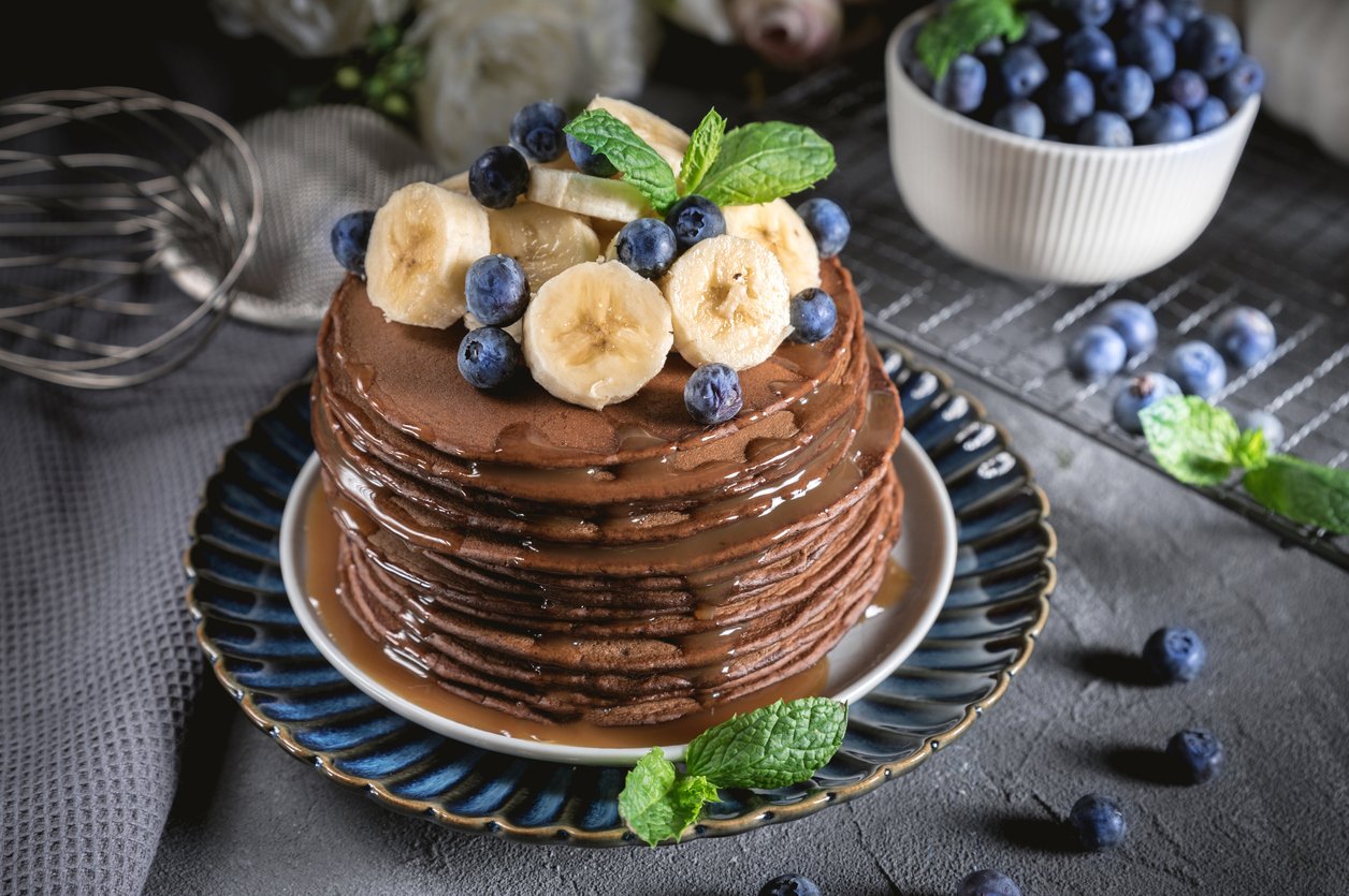Panqueca proteica de chocolate fit bem macia e fofinha ideal para o café da manhã: receita fácil e rápida
