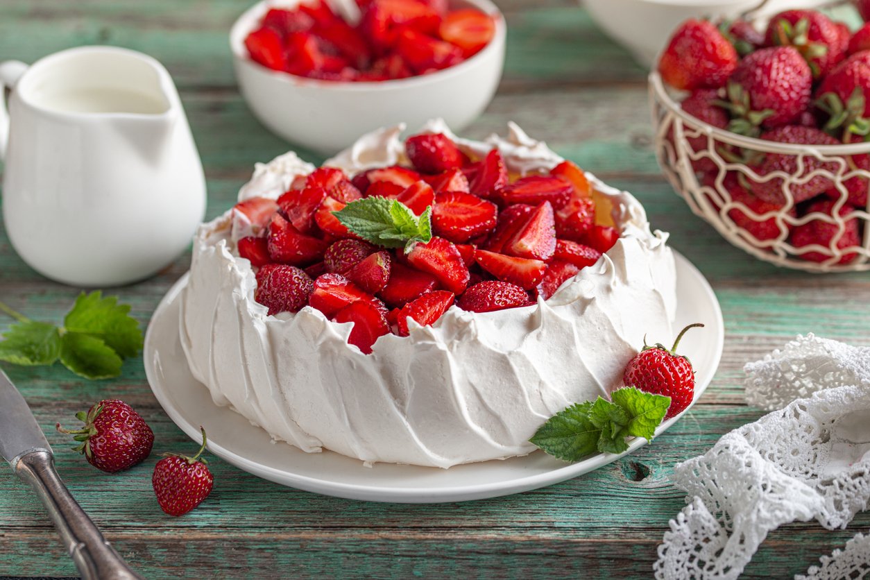 Bolo de morango com iogurte grego sem farinha e sem açúcar: receita fit diferente