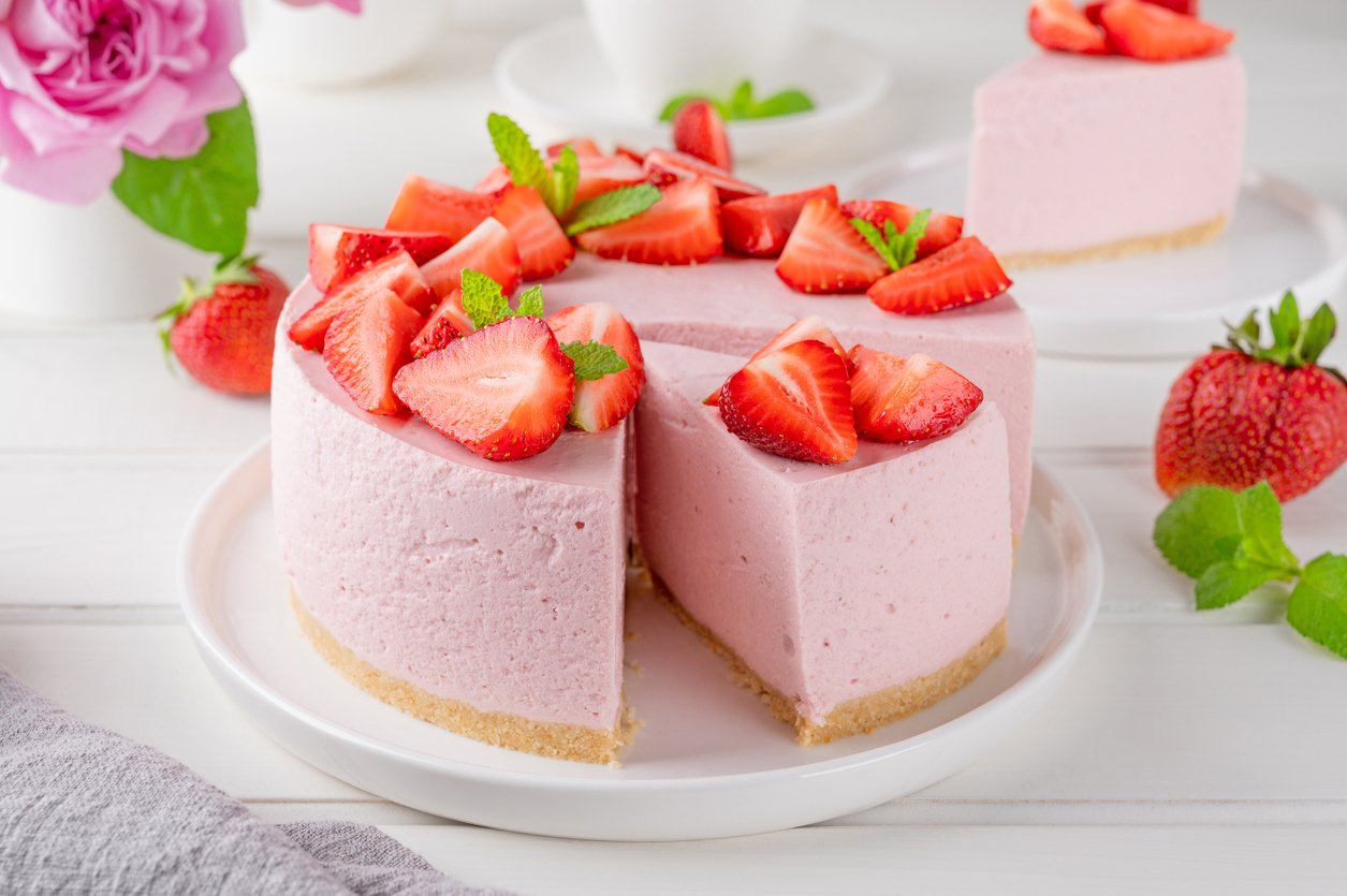 Torta fit gelada de mousse de morango: cremosa e derrete na boca – receita fácil