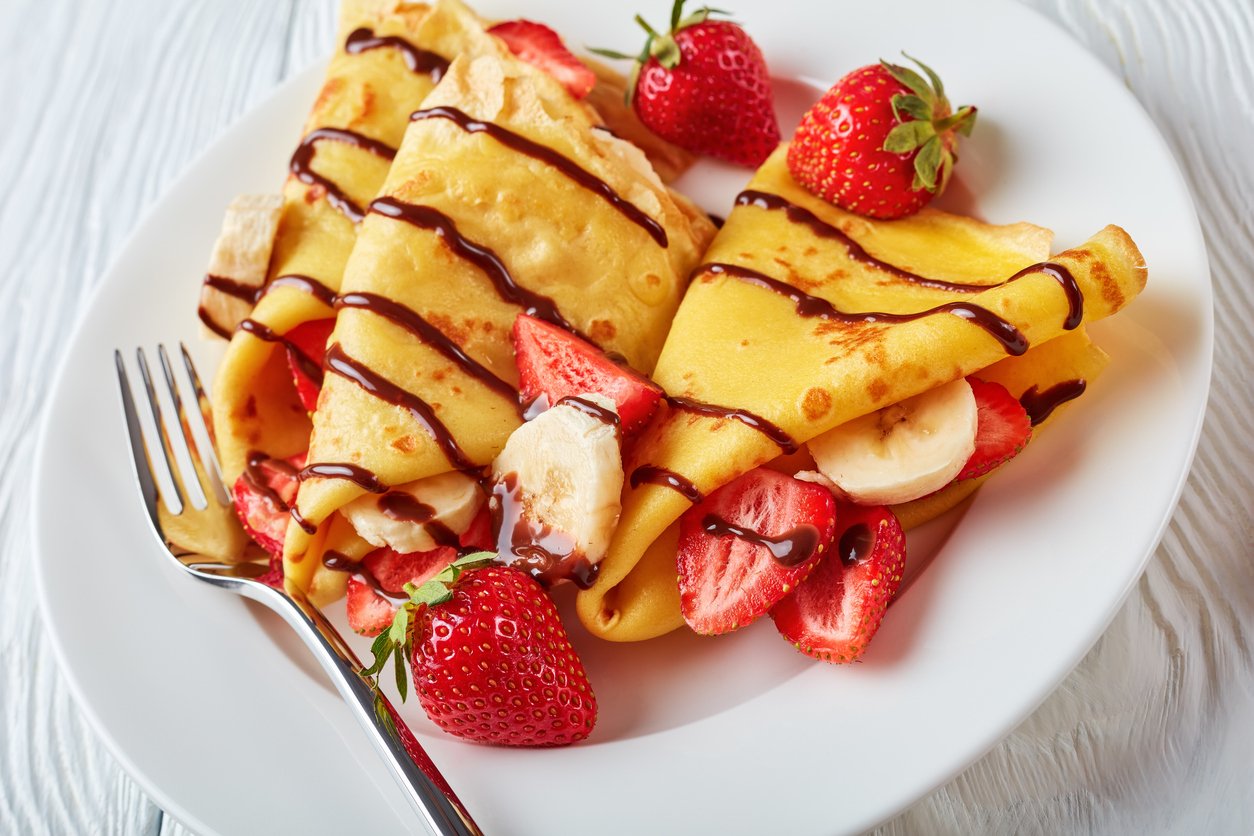 Crepe doce caseiro fácil de morango, banana e chocolate fit: sem açúcar e com poucos ingredientes