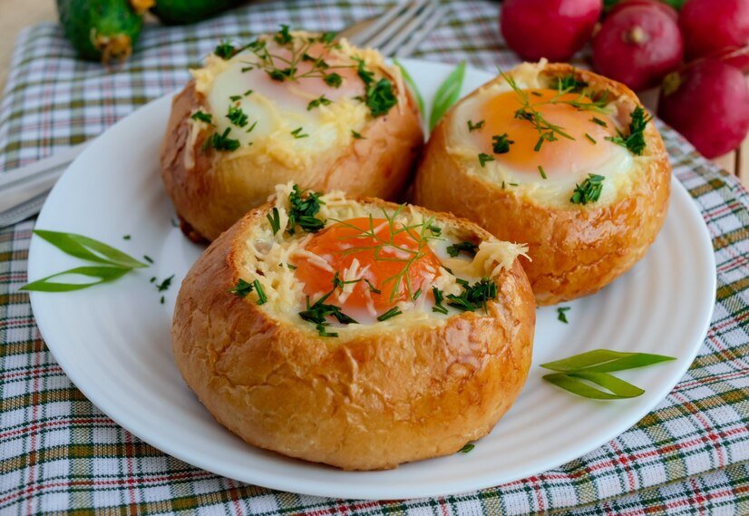 Pãozinho recheado com ovo pochê na air fryer: receita diferente para o café da manhã