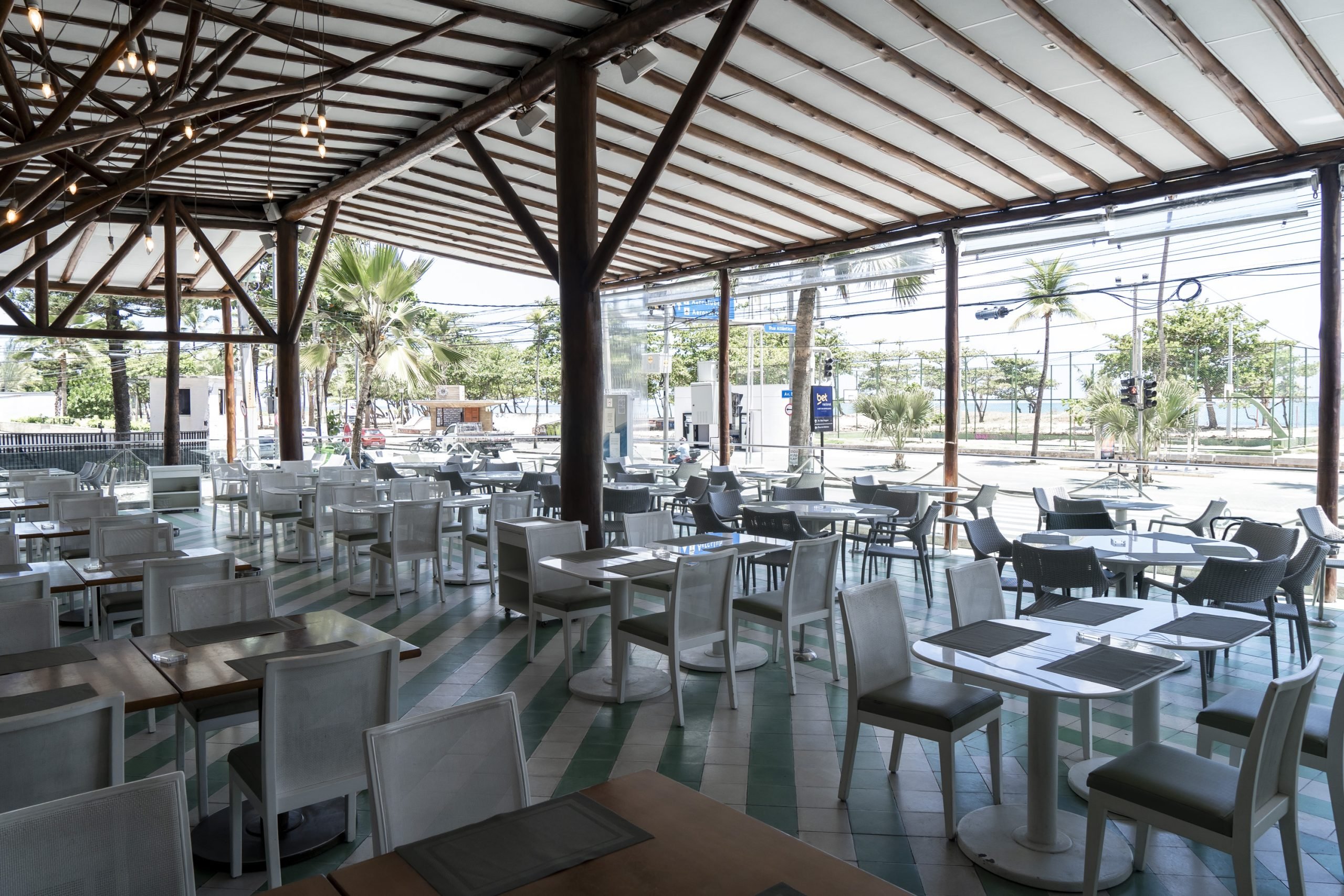 Imagem do ambiente interno do restaurante Entre Amigos Praia, em Boa Viagem