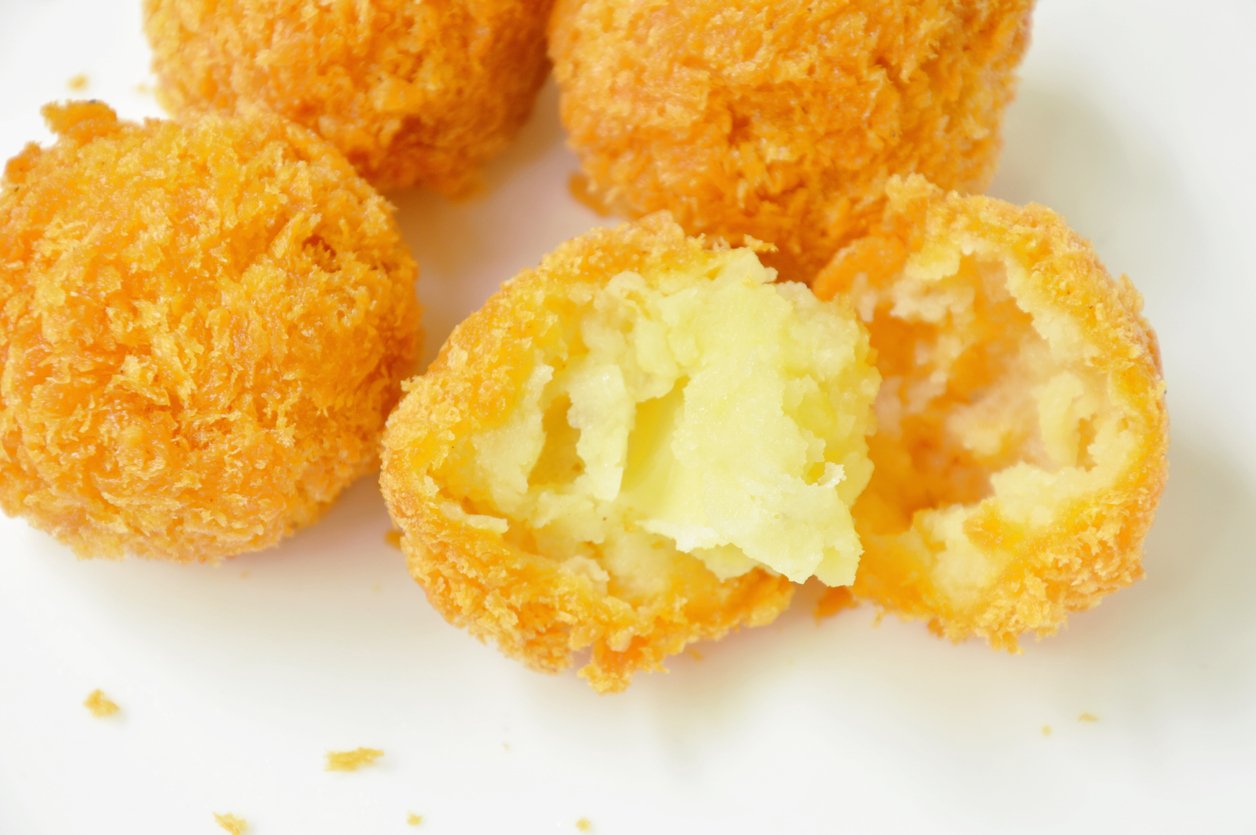 Bolinha de batata fit crocante com queijo e saudável: lanchinho sem fritura e de poucos ingredientes