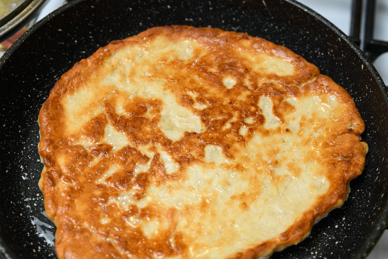 Na frigideira! Pãozinho de banana com aveia sem açúcar: doce na medida certa e ideal para o café da manhã