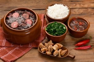 Qual sobremesa combina com feijoada? Conheça a sobremesa ideal