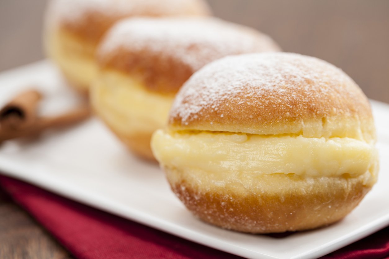 Sonho de padaria feito em casa muito fofinho e recheado para o café da manhã – receita fácil para quem nunca fez