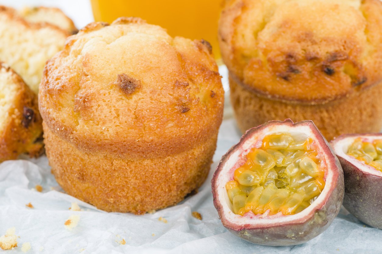 Bolinho simples e muito fácil de maracujá bem fofinho e com geleia: docinho diferente para o café da manhã