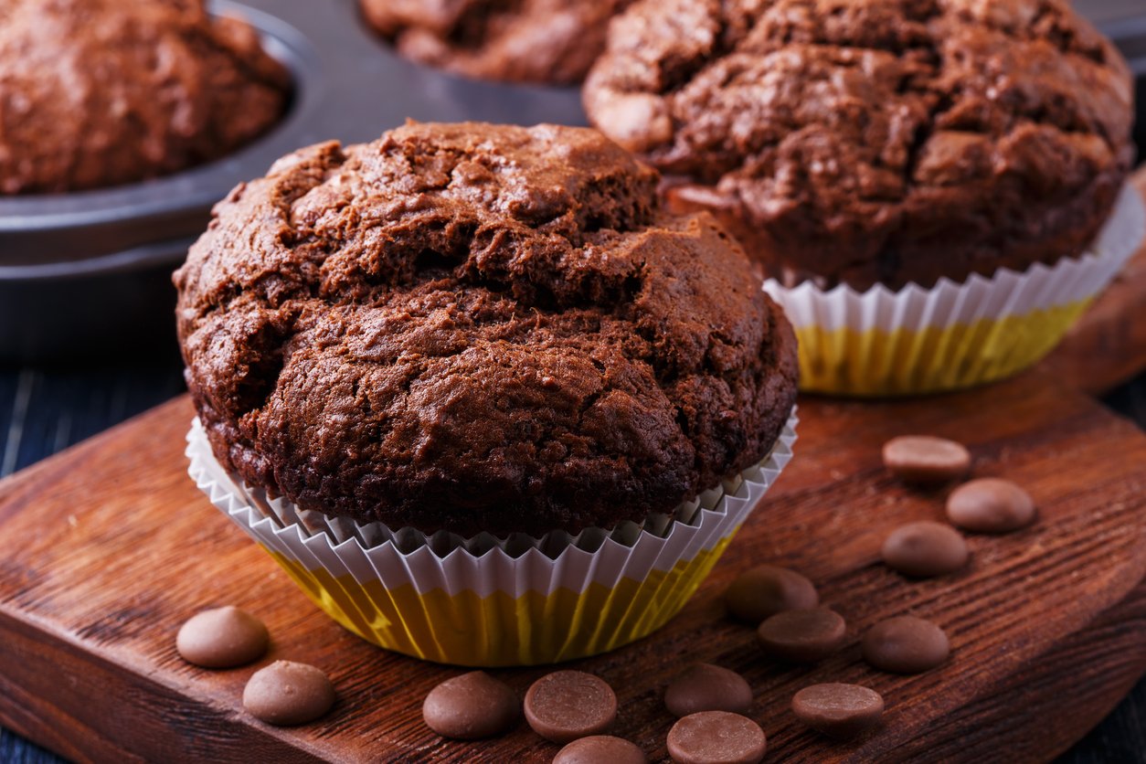 Sem açúcar, sem leite e sem trigo! Bolinho de chocolate fit fácil e rápido para o café da manhã – faça hoje