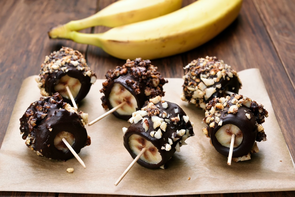 Bombom gelado de banana fácil com cobertura de chocolate fit – docinho saudável de 4 ingredientes