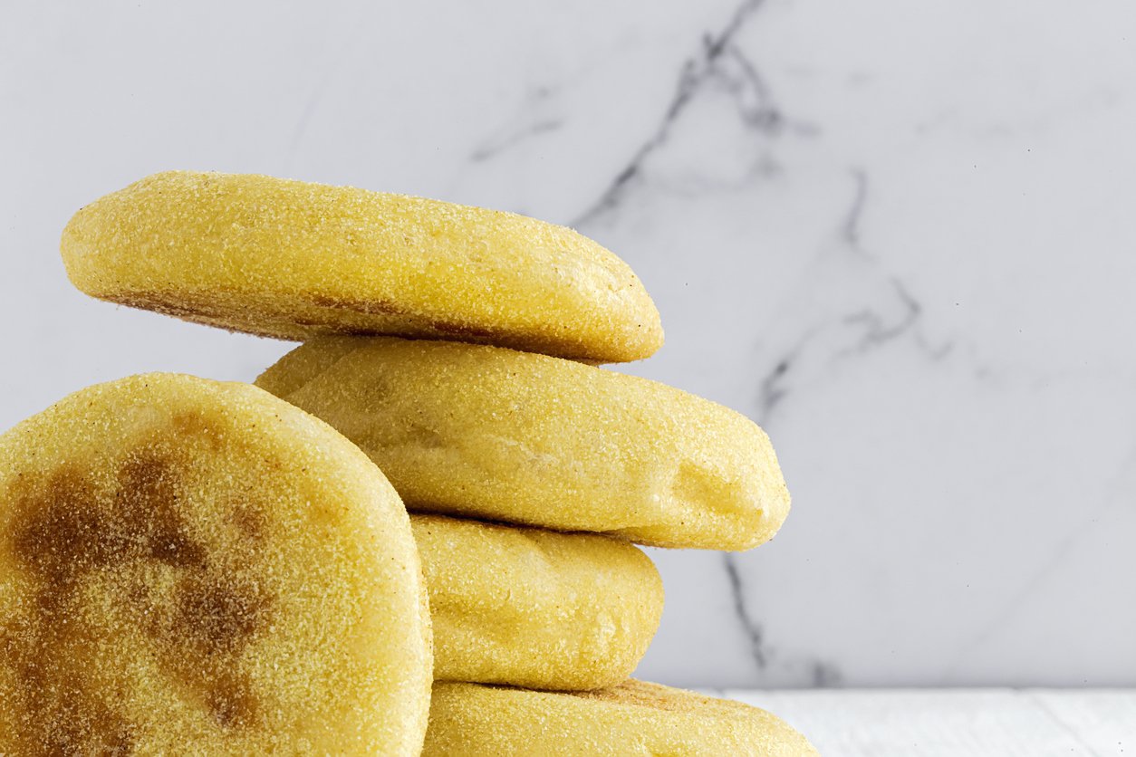 Sem frigideira e sem fermento! Pãozinho de milho fácil de 4 ingredientes ideal para o café da manhã – receita muito rápida