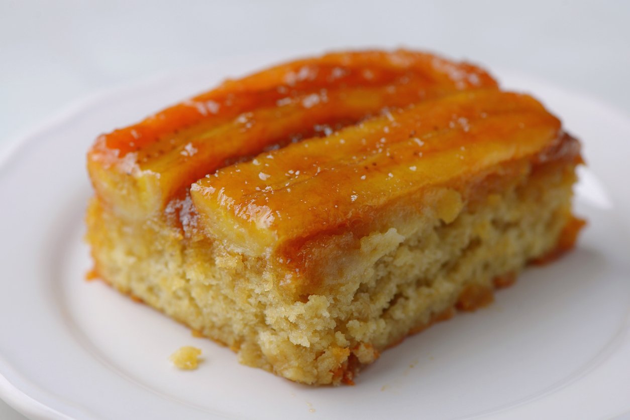 O melhor e mais fácil bolo de banana para o café da manhã! Sem leite e super fofinho – receita rápida