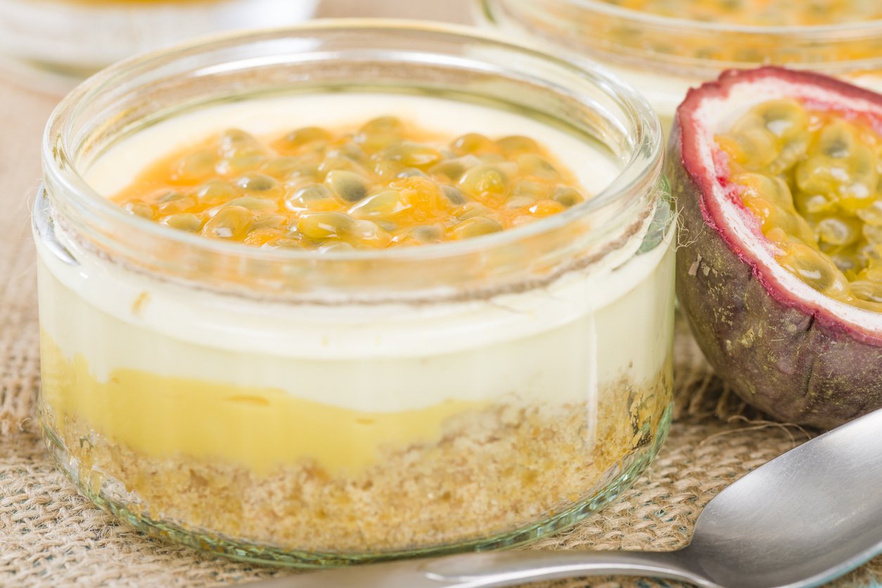 Docinho fit no café da manhã! Faça essa mistura com 1 maracujá, aveia e iogurte – fica uma delícia e bem geladinha