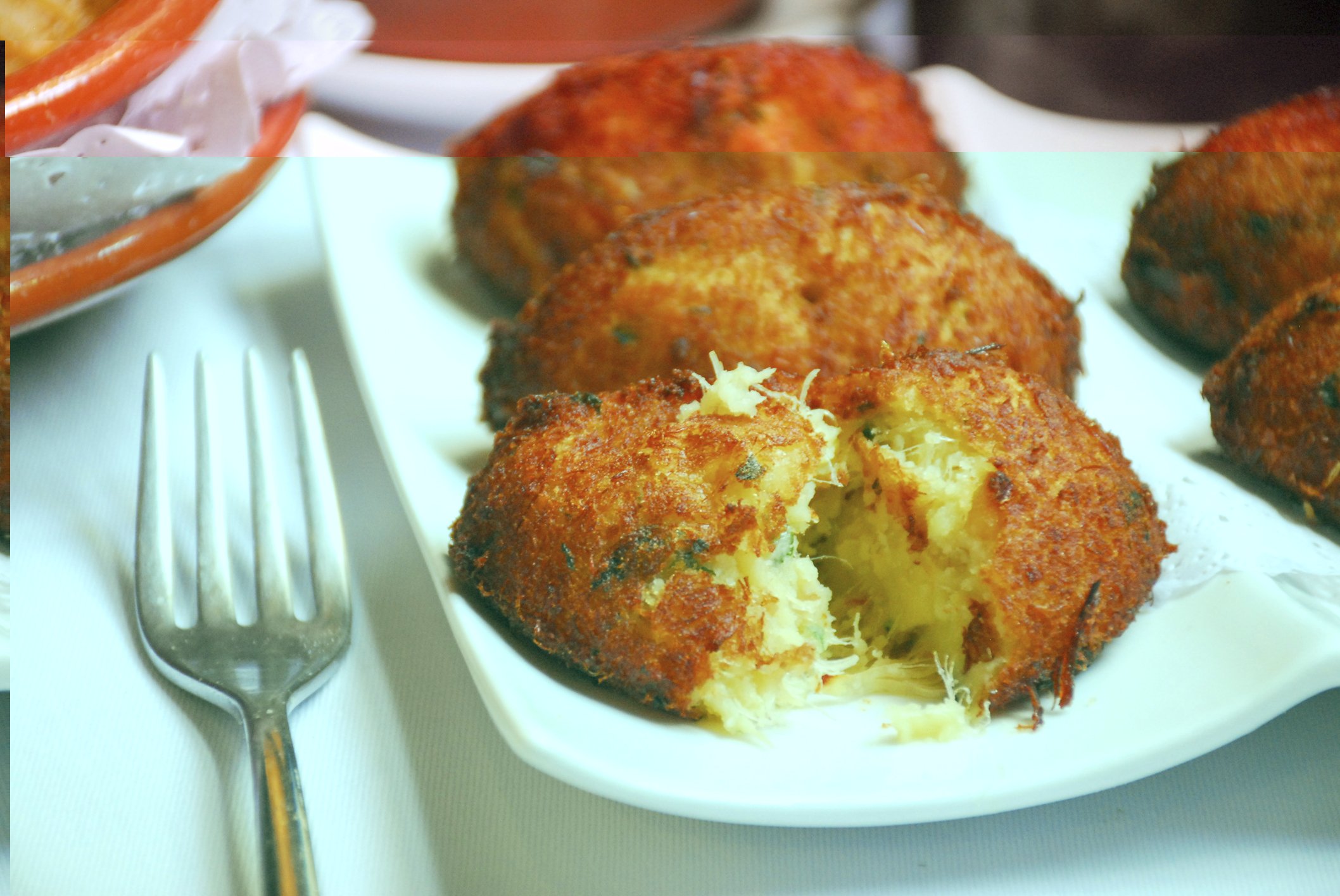 Bolinho de mandioca crocante e sem óleo que desmancha na boca