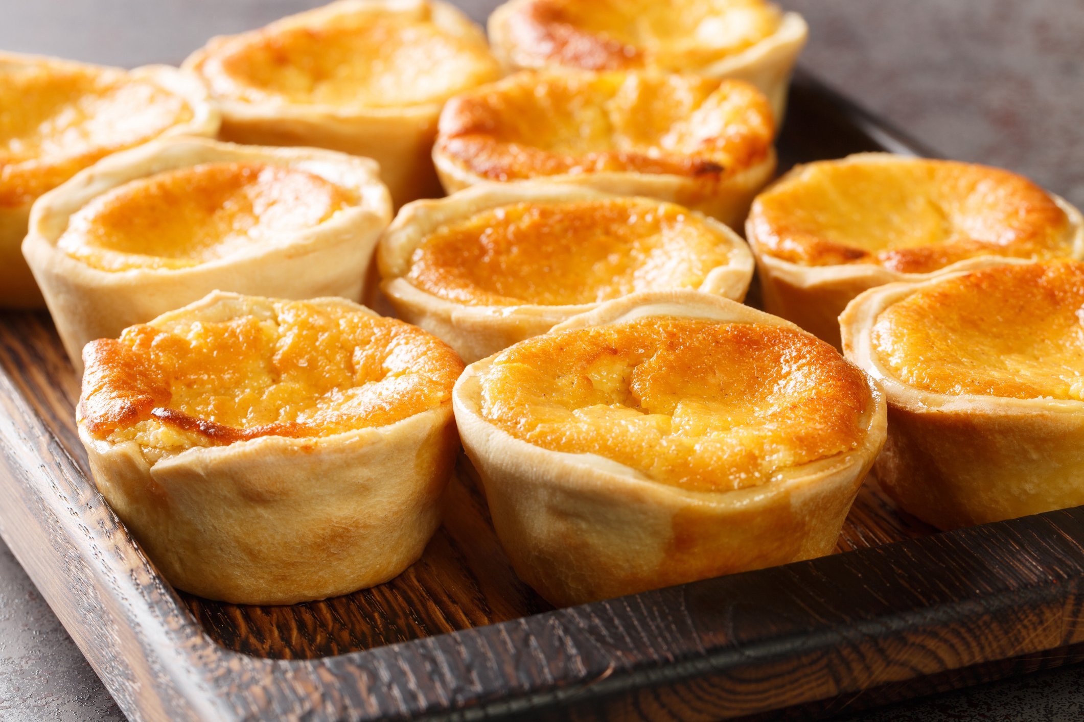 Sem trigo e com recheio que derrete na boca! Tortinha de frango cremosa fit – com menos calorias!