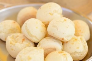 Dia do pão de queijo: três receitas para inovar no preparo de um dos salgados mais amados do Brasil