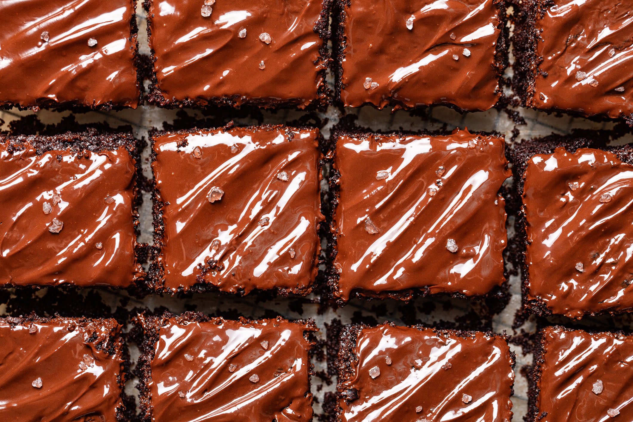 Chocolatudo, rápido e viciante! Brownie fofinho na airfryer com cobertura: derrete na boca!