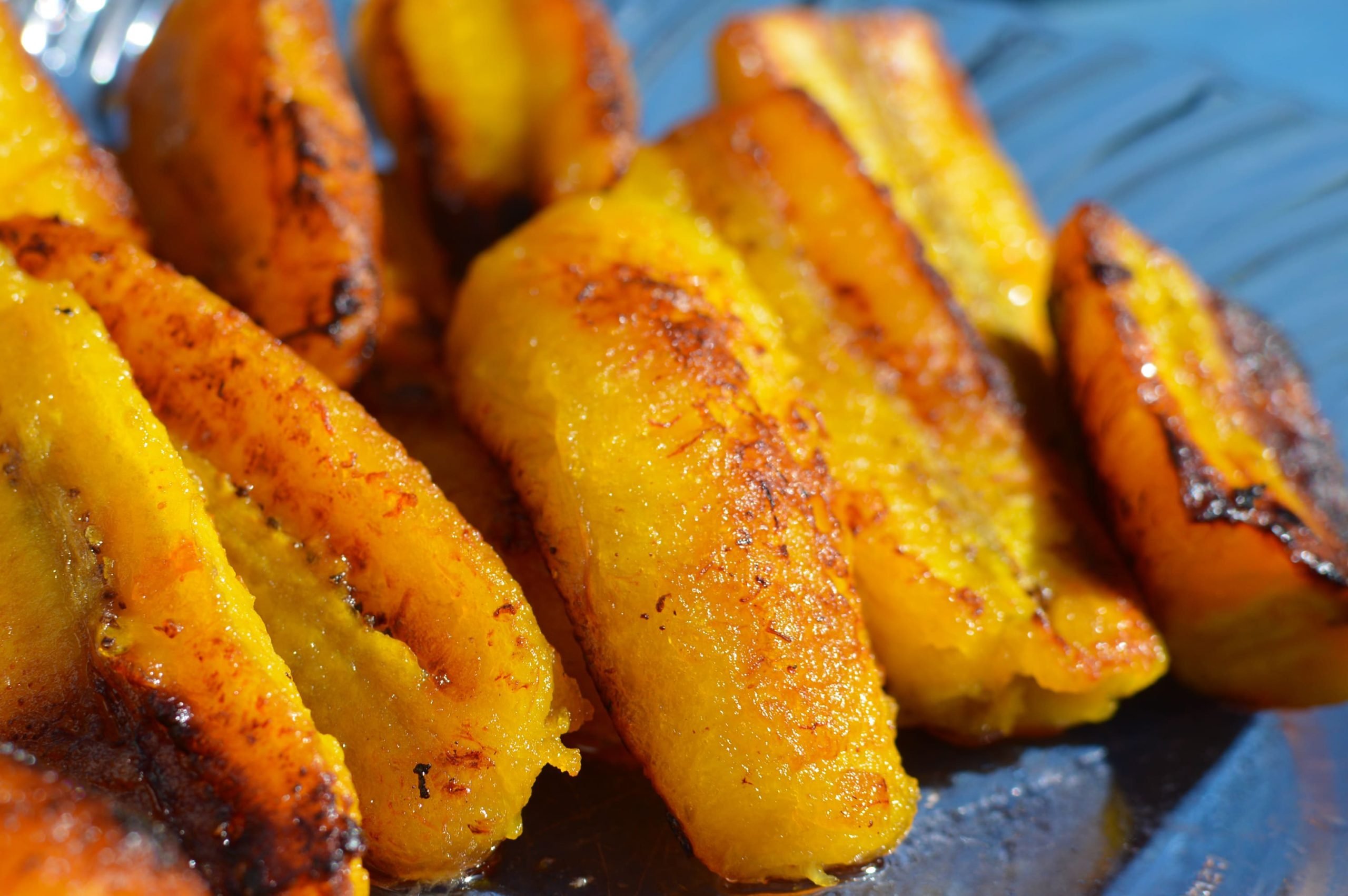 Sem óleo e bem sequinha: Banana frita quentinha com canela e bem crocante – faça rapidinho!