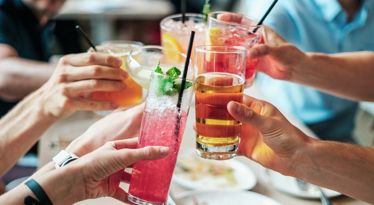 Pixabay/Divulgação-Abrasel - Imagem de pessoas brindando drinks e coquetéis