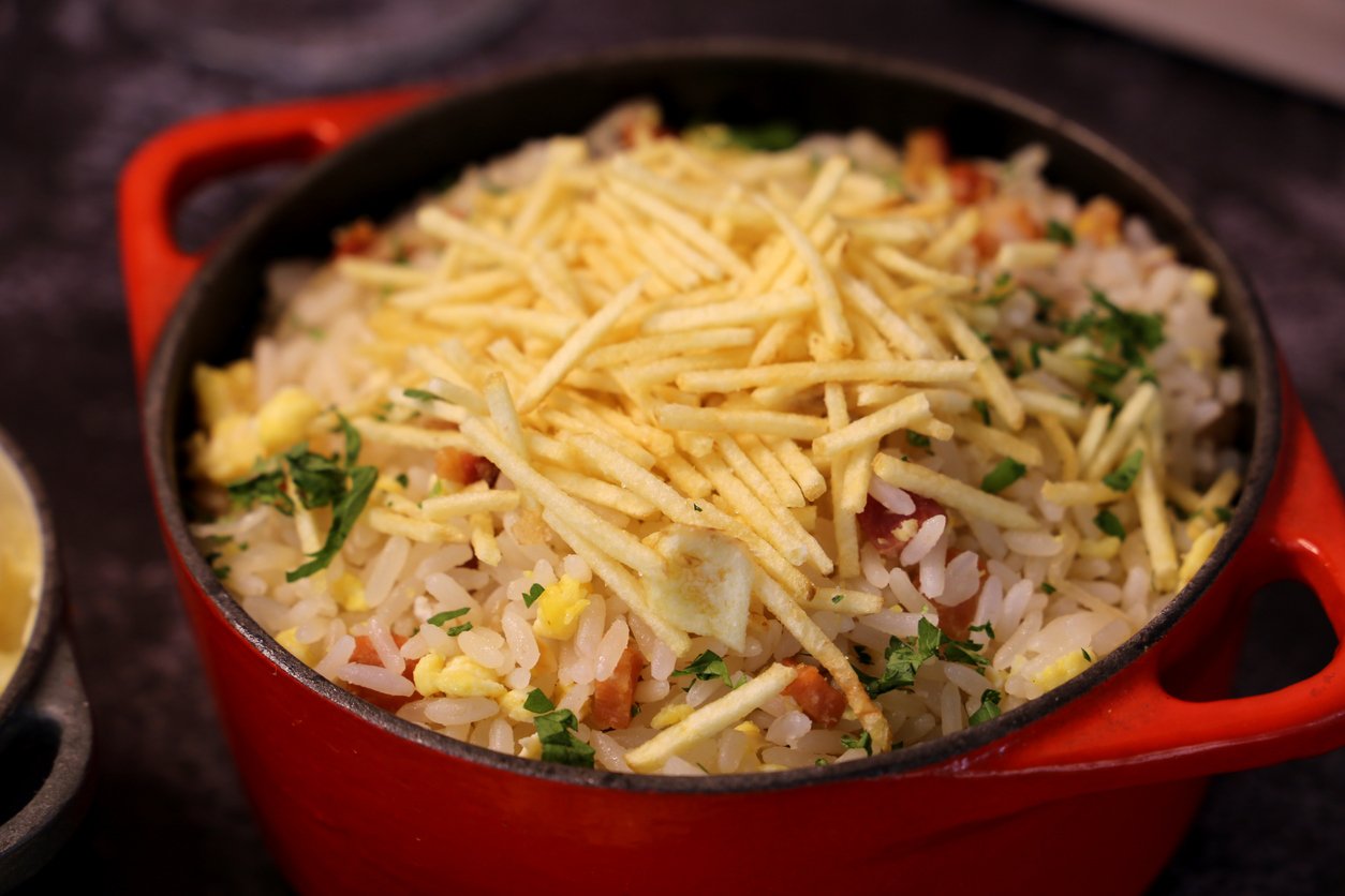 Arroz biro biro: Receita de arroz simples para o dia-a-dia recheado com bacon, ovos e batata-palha