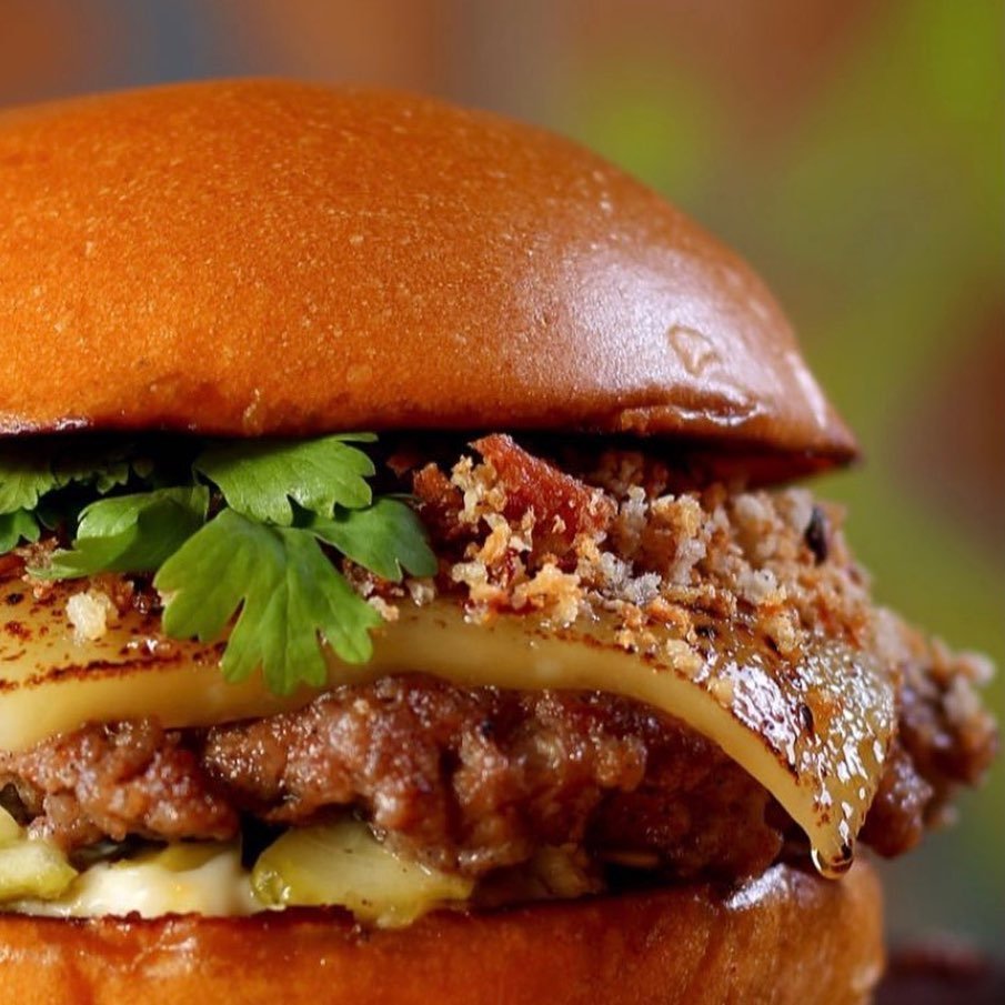 Imagem do hambúrguer 'Esquenta', do cardápio da Meu Véi Hamburgueria