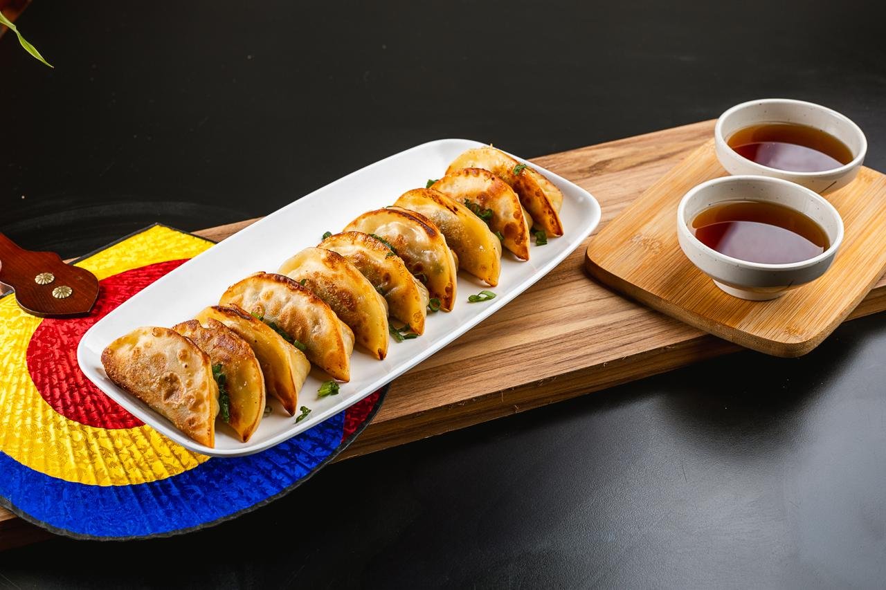 Imagem de uma porção de mandu, pasteis coreano recheados com carne e legumes, prato do restaurante Burgogui, no Recife.