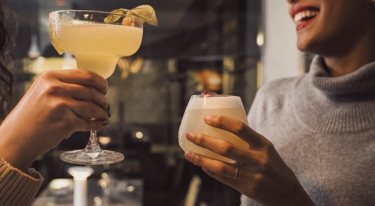 Giuseppe Lombardo/IStock - Imagem de pessoas brindando drinques