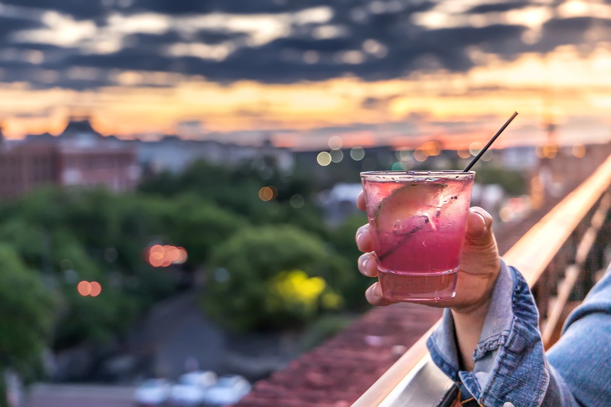 Coquetéis temáticos: No Dia Nacional do Coquetel, hotéis do Rio de Janeiro ofertam drinks autorais em seus rooftops