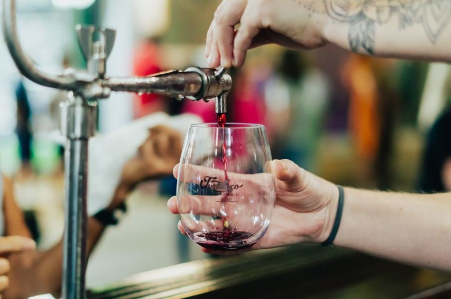 20ª edição do Fenavinho terá prévia com vinho encanado, festival enogastronômico e desfile cultural em Bento Gonçalves (RS)